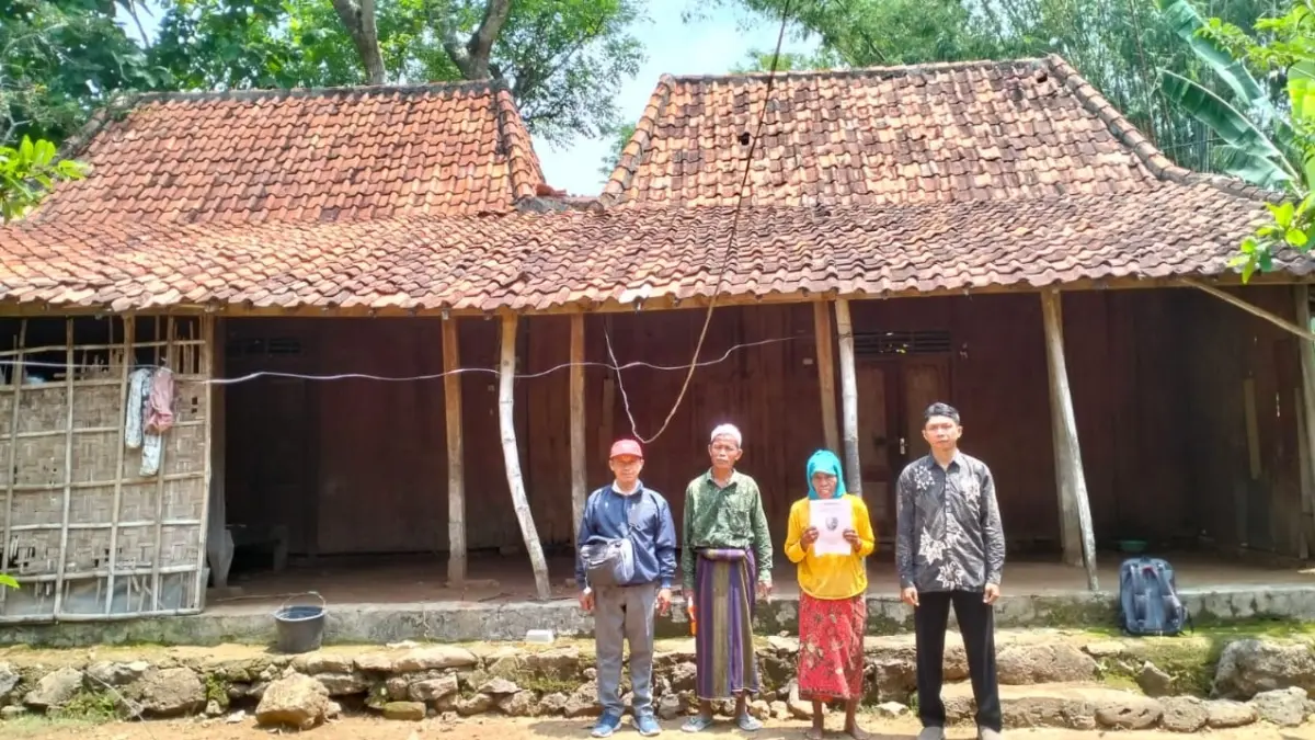 DIVERIFIKASI: Petugas saat melakukan verlap RTLH di Desa Banjar Talelah, Camplong, beberapa waktu lalu. (DLH PERKIM UNTUK JPRM)