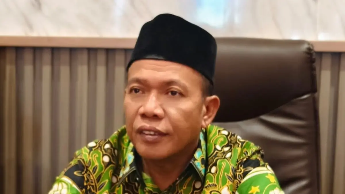 FOKUS: Wakil Ketua DPRD Sumenep Dul Siam saat mengikuti rapat di kantor dewan setempat.