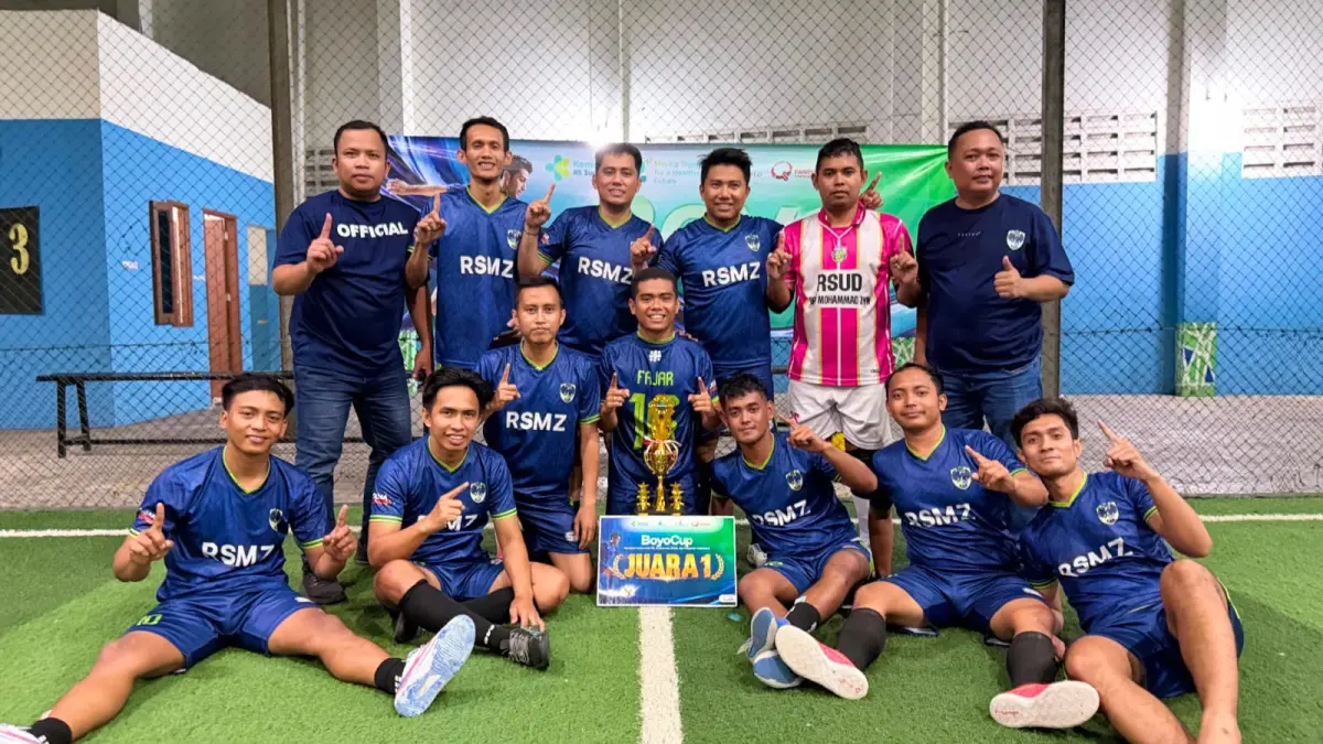 JUARA: Tim futsal RSMZ berpose bersama usai menang dan menjadi juara pada kompetisi Boyo Cup Surabaya di Surabaya, Jumat (21/8).