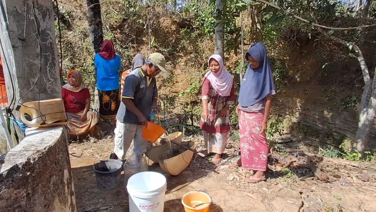 KRISIS AIR BERSIH: Sejumlah warga antre saat mengambil air bersih di Dusun Tlanduh I, Desa Kertagena Laok, Kecamatan Kadur, Pamekasan.