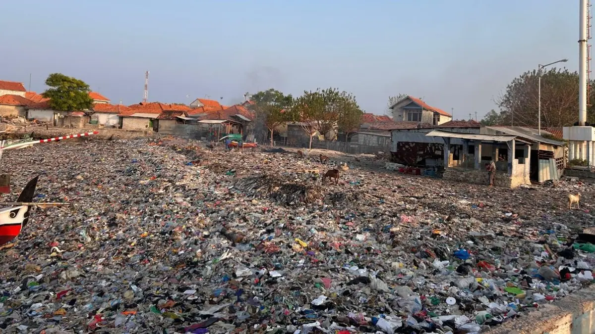 MEMPRIHATINKAN: Warga berada di sekitar tepi pantai Dermaga Pulau Mandangin, Sabtu (15/8). (UBAIDILLAHIR RA’IE/JPRM)