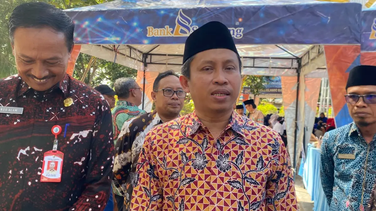 PAPARAN: Ketua Komisi IV DPRD Sampang Mahfud saat berada di Festival Literasi Pendidikan Kesetaraan, Kamis (20/8). (AYU LATIFAH/JPRM)