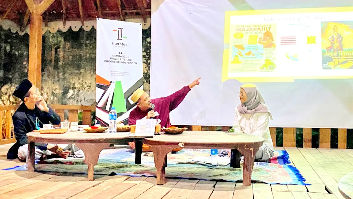 PENGETAHUAN BARU: Dari kiri, A. Dardiri Zubairi, Iskandar Dzulkarnain, dan Ummul Hasanah saat membedah buku Masalambu: Suara dari Laut Seberang di Kafe Kancakona, Gedungan, Batuan, Sumenep, Sabtu (22/8) malam. (MOH. LATIF/JPRM)