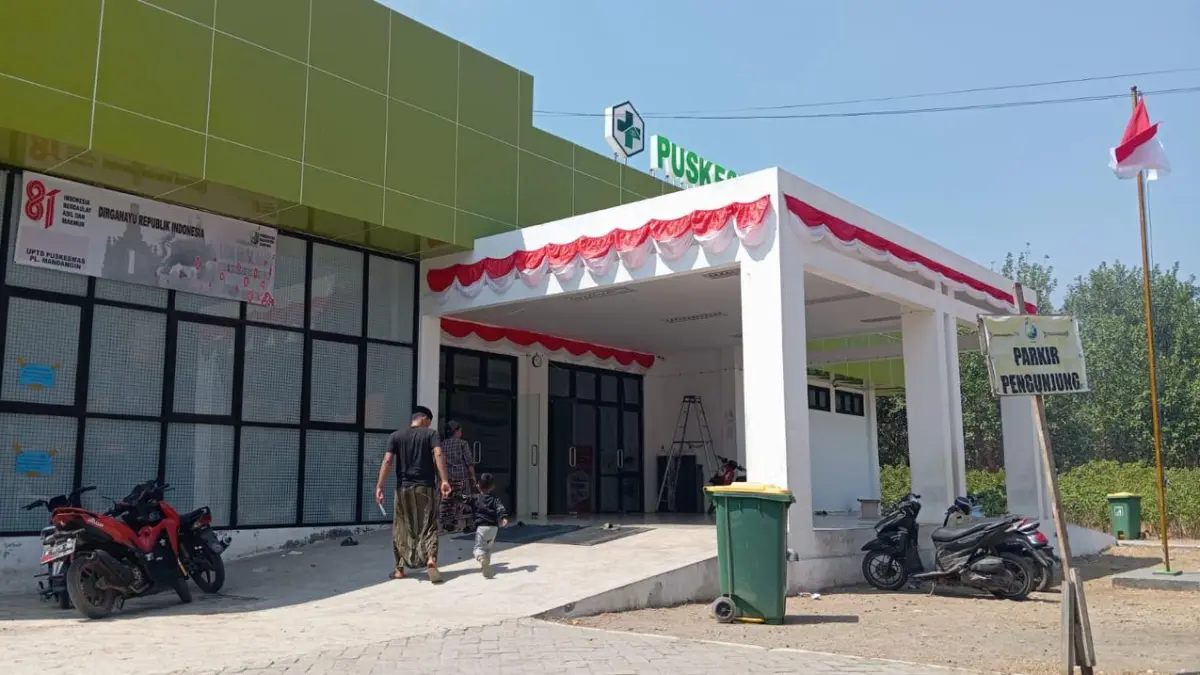 PUSAT LAYANAN KESEHATAN: Warga berada di sekitar Puskesmas Mandangin beberapa waktu lalu.