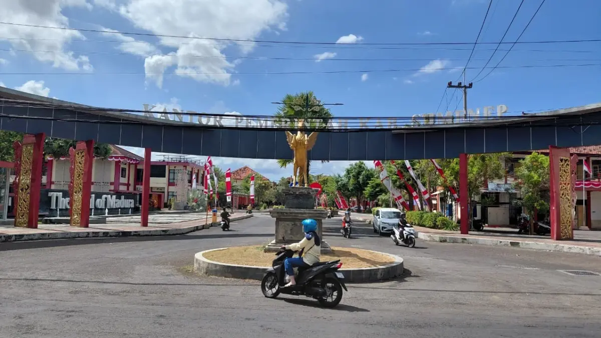 PUSAT PEMERINTAHAN: Masyarakat melintas di depan Kantor Pemkab Sumenep, Senin (10/8).