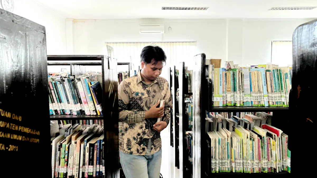SANTAI: Pengunjung berada di Perpustakaan Daerah M. Tabrani Pamekasan, Rabu (22/7). (M. KHOLIL RAMLI/JPRM)