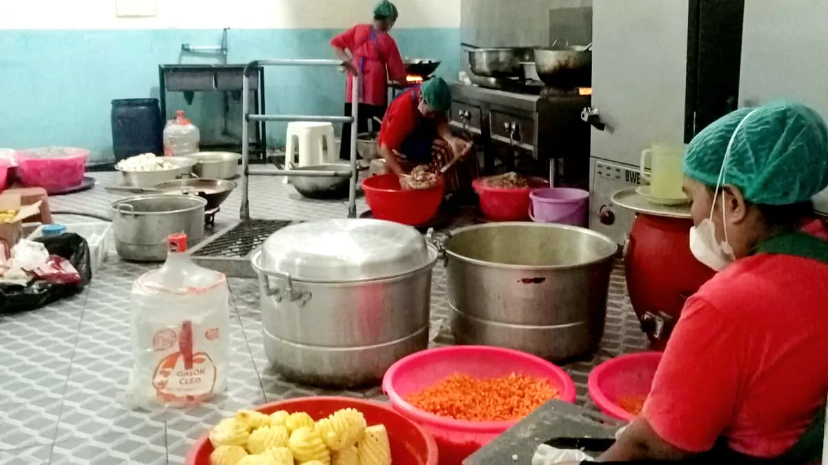 SEHAT: Karyawan mengolah menu MBG di dapur SPPG Barokah, Desa Banyusangka, Kecamatan Tanjungbumi, Bangkalan, Kamis (20/8). (EVI SYUKUR UNTUK JPRM)
