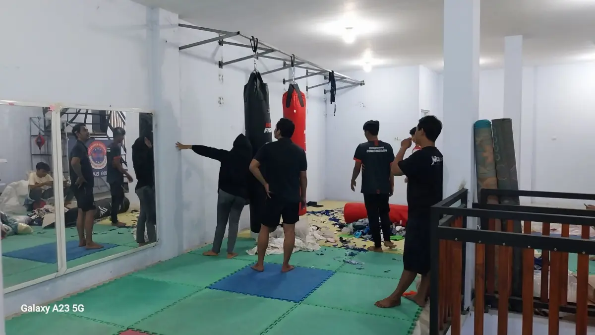 SEMANGAT: Atlet kickboxing Bangkalan melaksanakan latihan rutin di sekretariat KBI Bangkalan, Sabtu (11/4).