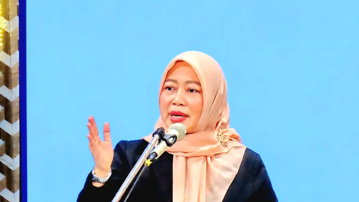 SERIUS: Anggota Komisi VIII DPR RI Ansari mengisi kegiatan di Hotel Cahaya Berlian, Pamekasan, Sabtu (22/8). (ANSARI UNTUK JPRM)