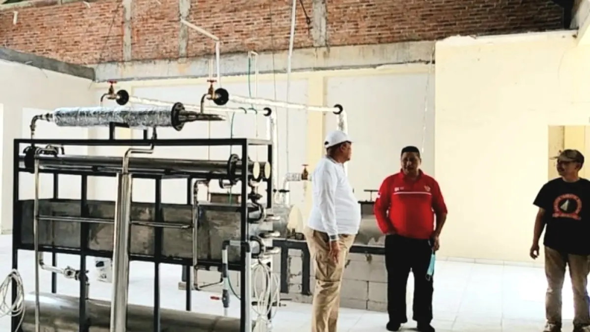 UJI COBA: Sekkab Ismet Efendi didamping Plt Kepala DLH Bangkalan Achmad Siddiq meninjau TPST di Desa Masaran, Kecamatan Tragah, Kamis (30/7). (DLH BANGKALAN UNTUK JPRM)