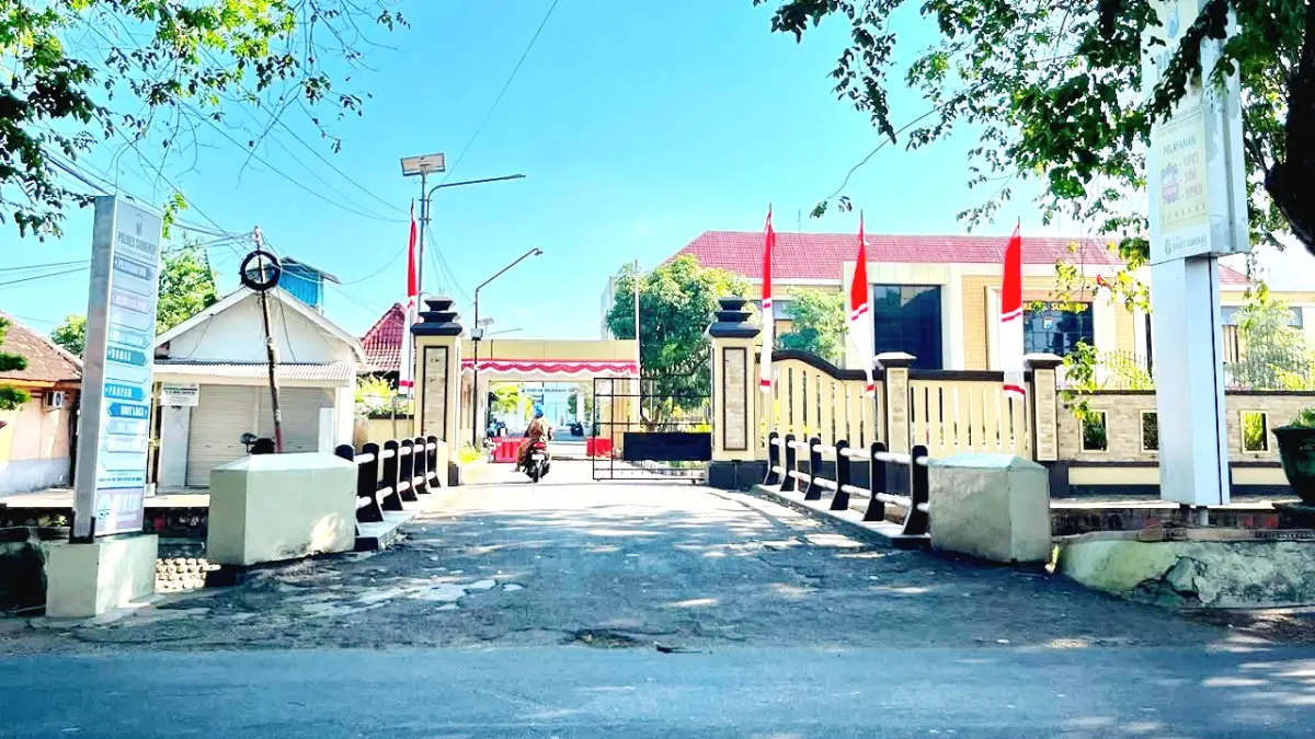 WAJIB LAPOR: Pengendara sedang melintas di depan kantor Mapolresta Sumenep di Desa Pabian, Kecamatan Kota, Minggu (23/8). (MOH. IQBAL/JPRM)