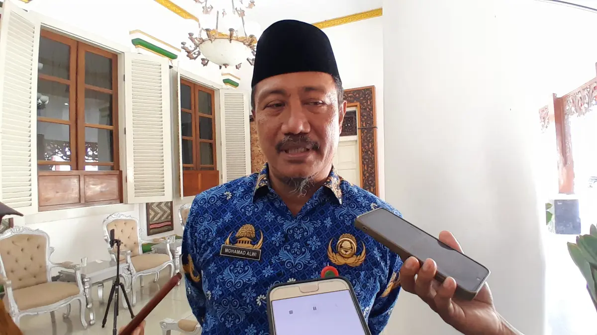 BERI KETERANGAN: Kepala BKPSDM Pamekasan Moh. Alwi saat wawancara cegat di Peringgitan Dalam Pendopo Ronggosukowati, Senin (24/8).