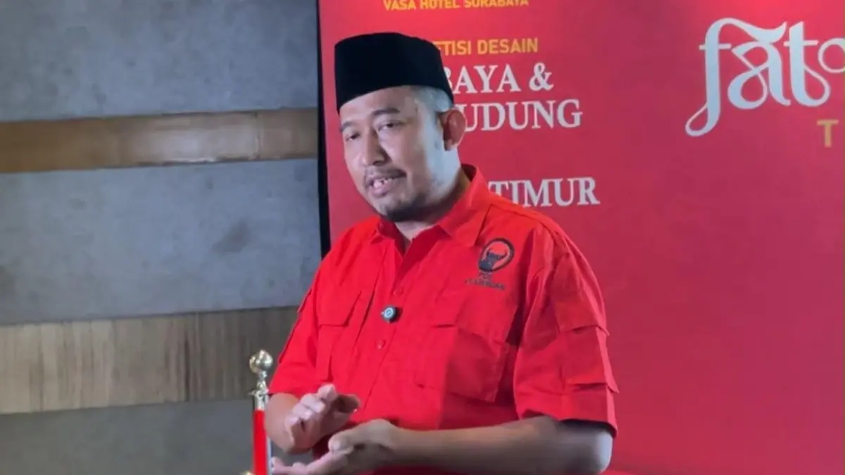 BERI KETERANGAN: Ketua DPC PDI Pejuangan Achmad Fauzi Wongsojudo saat memberikan keterangan ke sejumlah media di acara Konsolidasi Internal PDI Perjuangan Jawa Timur di Vasa Hotel, Surabaya Barat, Minggu (23/8).