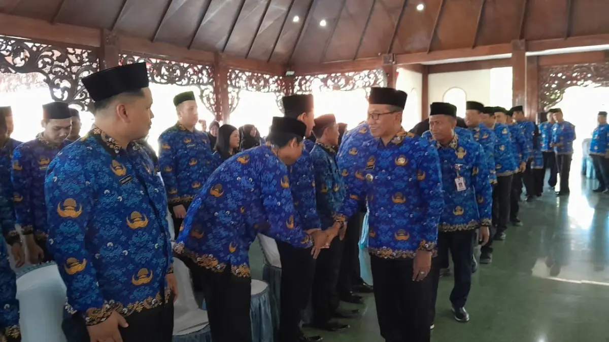 CERIA: Bupati Pamekasan bersama sejumlah OPD memberikan selamat kepada para PNS baru di lingkungan pemkab setempat usai menerima petikan SK pengangkatan sekaligus pengambilan sumpah janji di Pendopo Ronggosukowati, Senin (24/8).