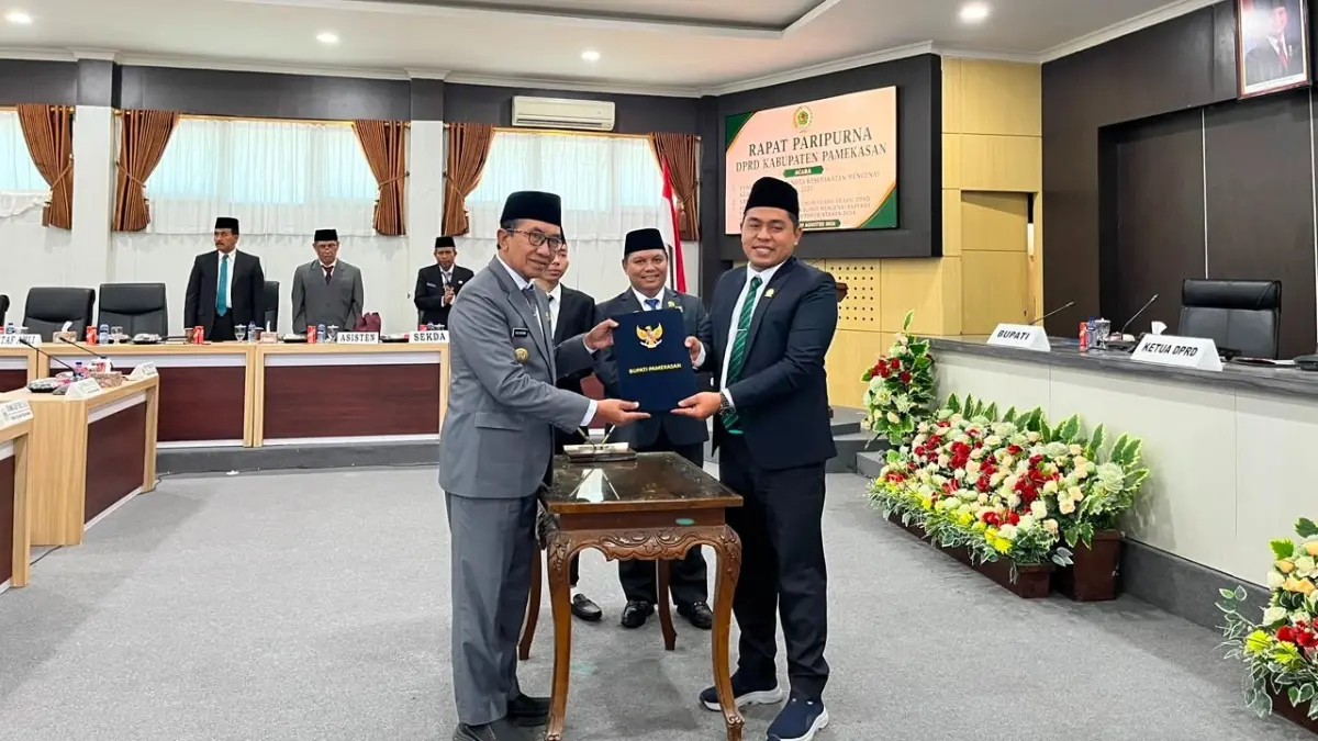 KERJA SAMA: Eksekutif dan legislatif meneken penetapan dokumen KUA-PPAS tahun anggaran 2027 pada sidang paripurna DPRD Pamekasan, Rabu (19/8).