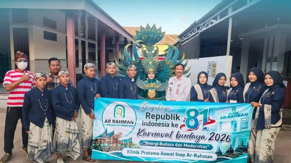 CINTA TANAH AIR: Tim Klinik Pratama Rawat Inap Ar-Rahman foto bersama pengawas Moh. Ramli sebelum mengikuti Karnaval Budaya 2026 peringatan HUT Ke-81 RI.