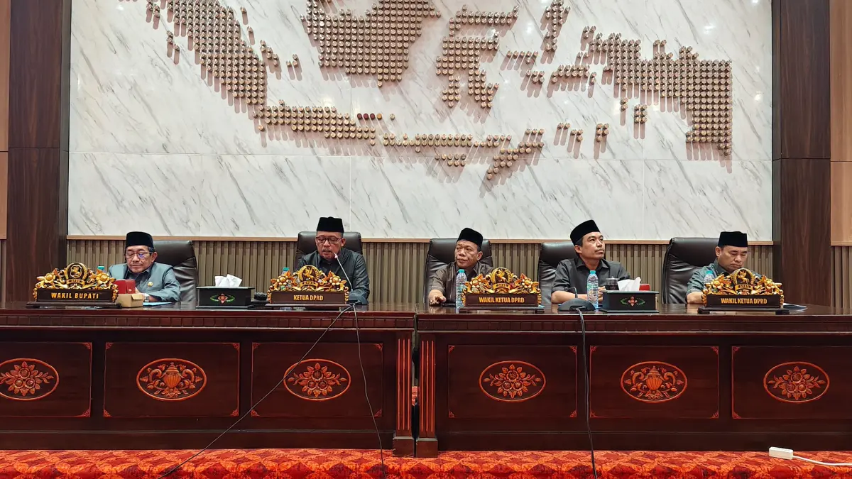 FOKUS: Ketua DPRD Sumenep Zainal Arifin saat memimpin rapat paripurna di kantor dewan, Senin (24/8).