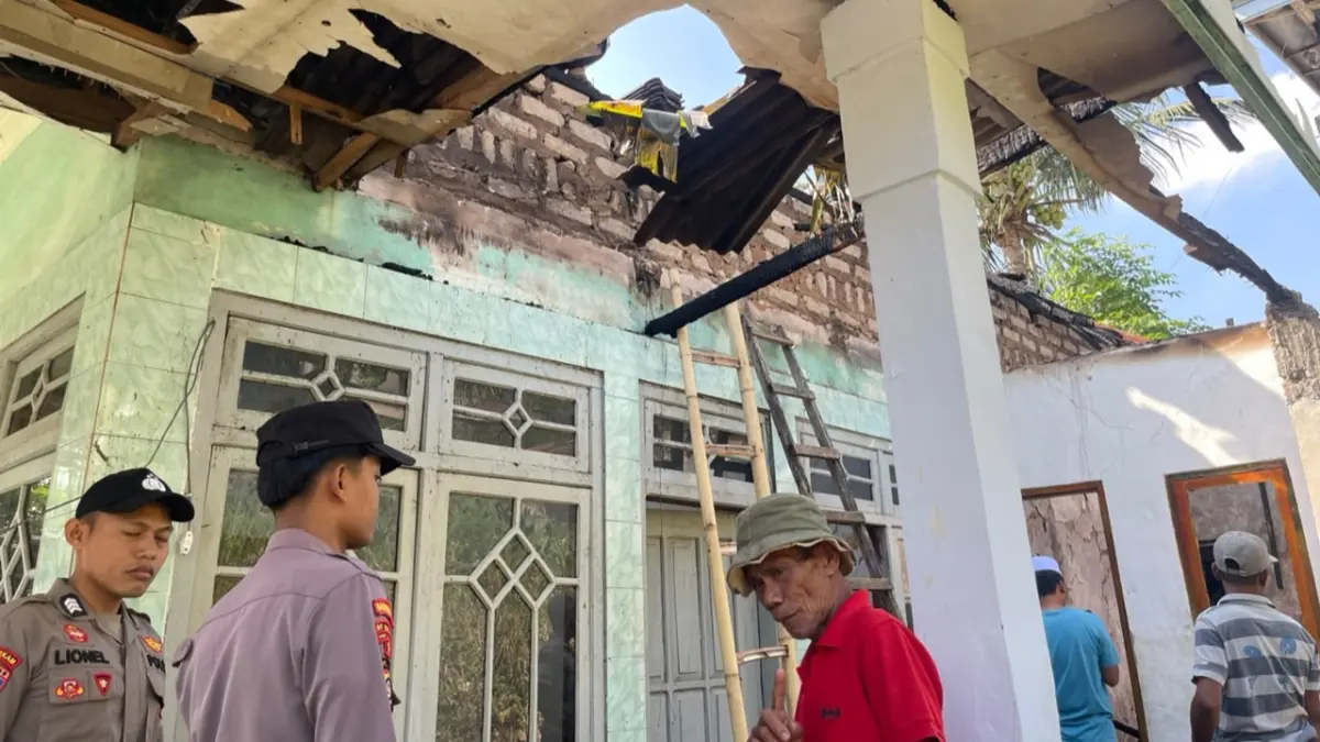 HANGUS: Atap rumah milik Saharep bolong usai dilalap api di Dusun Engas, Desa Tlontoraja, Kecamatan Pasean, Minggu (23/8).