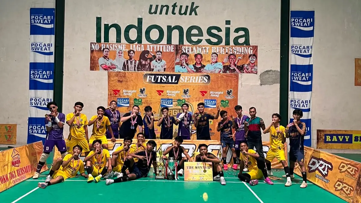 MEMBANGGAKAN: Pemain futsal Smada Sumenep berfoto bersama usai mendapatkan penghargaan di Kejuaraan Futsal Series Djaguar 2026 tingkat pelajar se-Madura di Kampus Uniba Madura, Sabtu (22/8).
