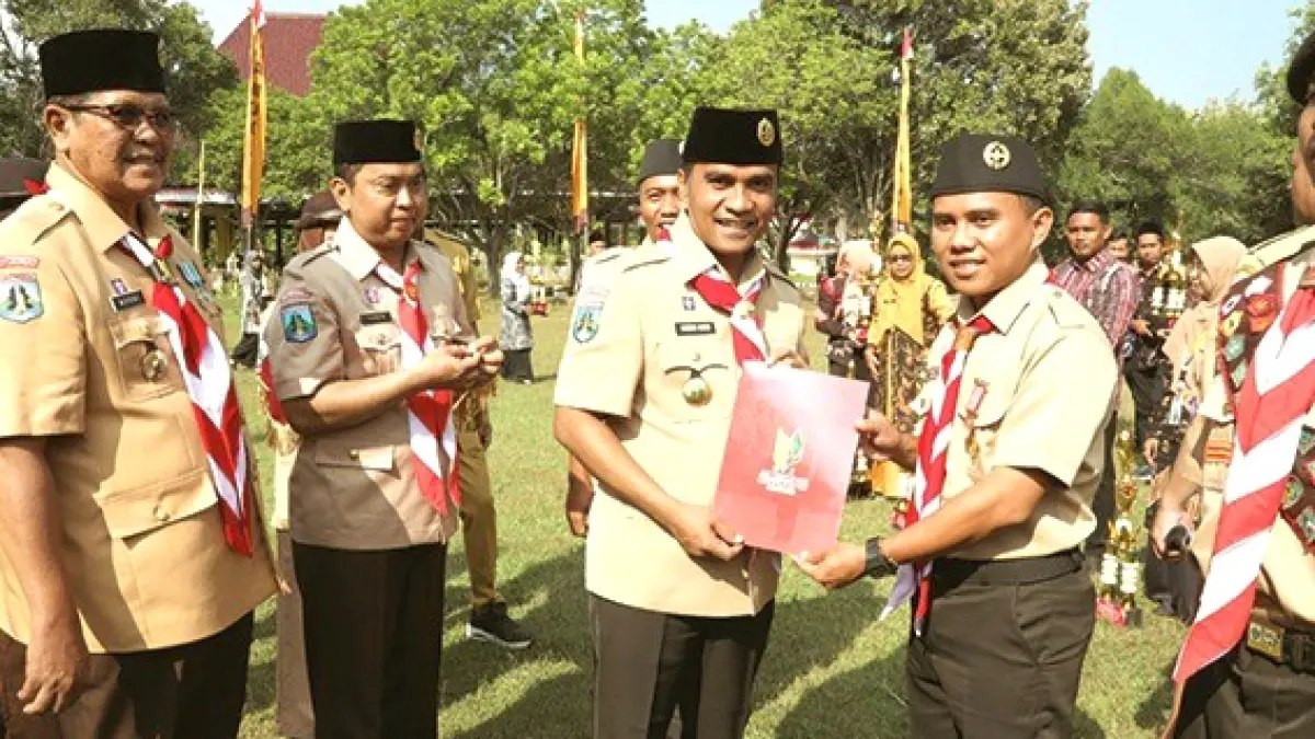 MENGAPRESIASI: Bupati Bangkalan Lukman Hakim menyerahkan piagam penghargaan kepada peserta Jambore Nasional usai pelaksanaan apel Senin (24/8). (PROKOPIM UNTUK JPRM)