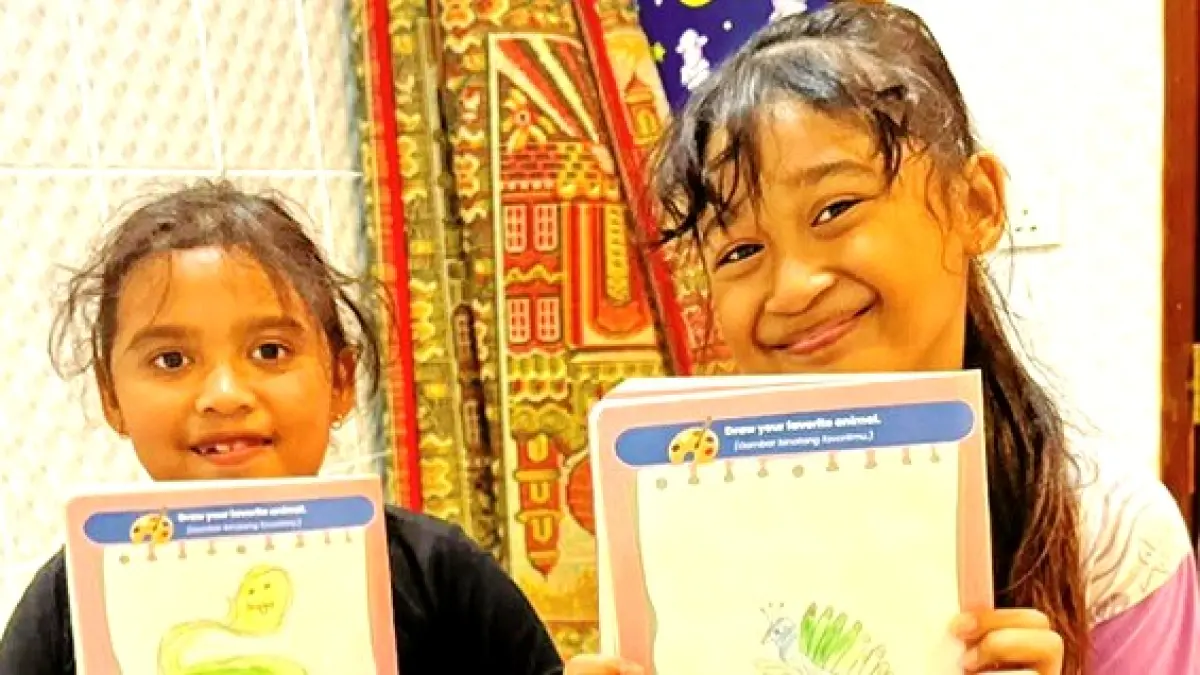 SEMANGAT: Nada dan Kayla, siswa kelas II dan III SDN Sepulu 1 saat mengikuti les privat di English for Everyone. (BUNGA ARUM AROEMARY UNTUK JPRM)