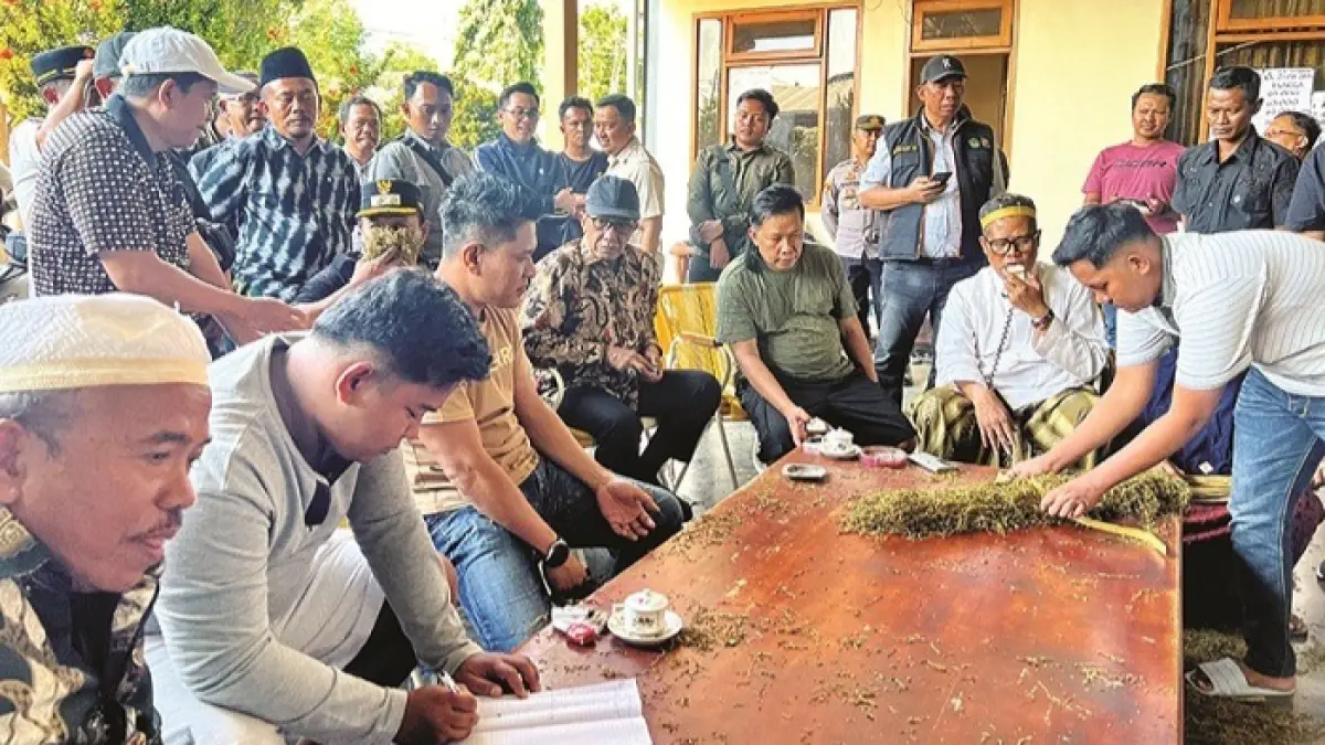 TEGAS: Bupati Pamekasan Kholilurrahman didampingi Wabup Sukriyanto melakukan sidak pembelian tembakau di Gudang Haji Holil di Jalan Raya Tomang Mate, Desa Blumbungan, Kecamatan Larangan, Minggu (23/8). (M. KHOLIL RAMLI/JPRM)