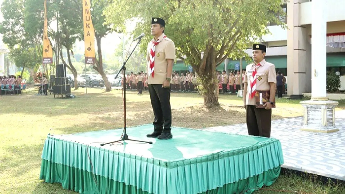 VISIONER: Bupati Bangkalan Lukman Hakim menjadi inspektur apel peringatan Hari Pramuka Ke-65 di halaman kantor pemkab Senin (24/8). (PROKOPIM UNTUK JPRM)