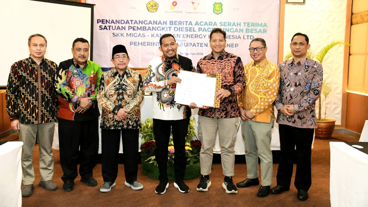 SINERGI: Bupati Sumenep Achmad Fauzi Wongsojudo (tengah) dan Kepala SKK Migas Perwakilan Jabanusa Anggono Mahendrawan menunjukkan BAST SPD Pagerungan Besar SKK Migas-KEI kepada Pemkab Sumenep didampingi Koordinator Perencanaan Listrik Pedesaan Ditjen Gatrik Kementerian ESDM Muhadi (kiri), Kepala DPMD Ach. Dzulkarnain (dua dari kiri), Wabup Imam Hasyim (tiga dari kiri), Vice President KEI Iman Santoso (dua dari kanan), dan Sekkab Agus Dwi Saputra (kanan) di Surabaya, Senin (24/8).