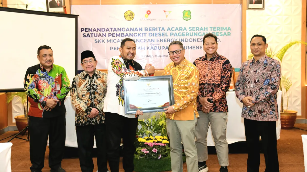 APRESIASI: Bupati Sumenep Achmad Fauzi Wongsojudo menyerahkan piagam penghargaan kepada Kangean Energy Indonesia Ltd (KEI) yang diterima Vice President KEI Iman Santoso disaksikan Kepala SKK Migas Perwakilan Jabanusa Anggono Mahendrawan, Wabup Imam Hasyim, Sekkab Agus Dwi Saputra, dan Kepala DPMD Ach. Dzulkarnain di Surabaya, Senin (24/8).