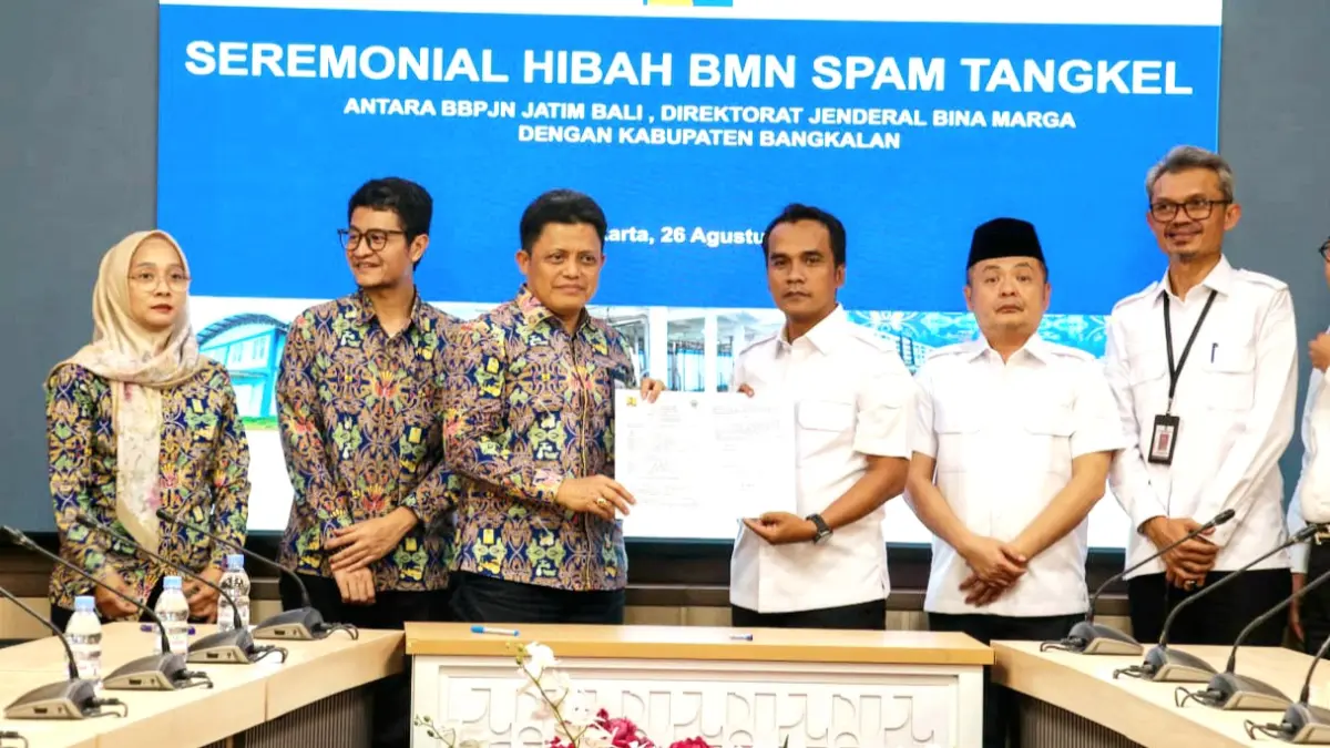 TERIMA HIBAH: Bupati Bangkalan Lukman Hakim didampingi jajarannya memperlihatkan berita acara serah terima perjanjian hibah dan berita acara serah terima operasional yang telah ditandatangani bersama Sekretaris Ditjen Bina Marga Kemen PU Haeruddin Rabu (26/8).