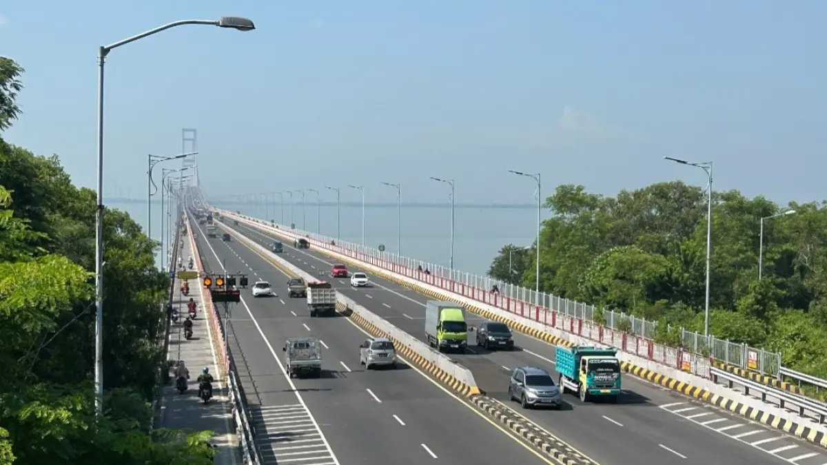 AKAN DIPERBAIKI: Akses jalan di Jembatan Suramadu bakal direkayasa dengan sistem buka tutup. (VIVIN AGUSTIN HARTONO/JPRM)