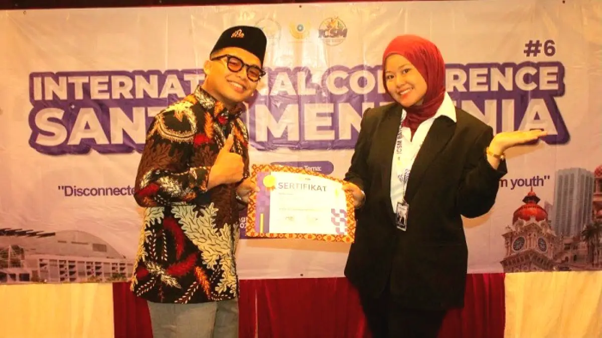 ANTUSIAS: Fairus Solehah menerima sertifikat sebagai peserta International Conference Santri Mendunia (ICSM) Batch 6 tahun 2026. (FAIRUS SOLEHAH UNTUK JPRM)