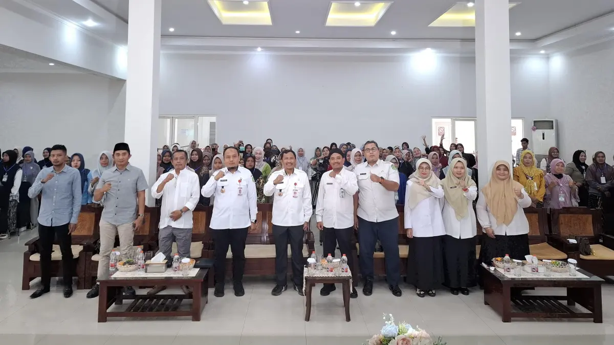 ANTUSIAS: Kepala Diskop UKM Perindag Sumenep Moh. Ramli foto bersama narasumber, undangan, dan peserta Workshop Peningkatan SDM Tenan APHT di Hotel El Malik, Rabu (26/8).