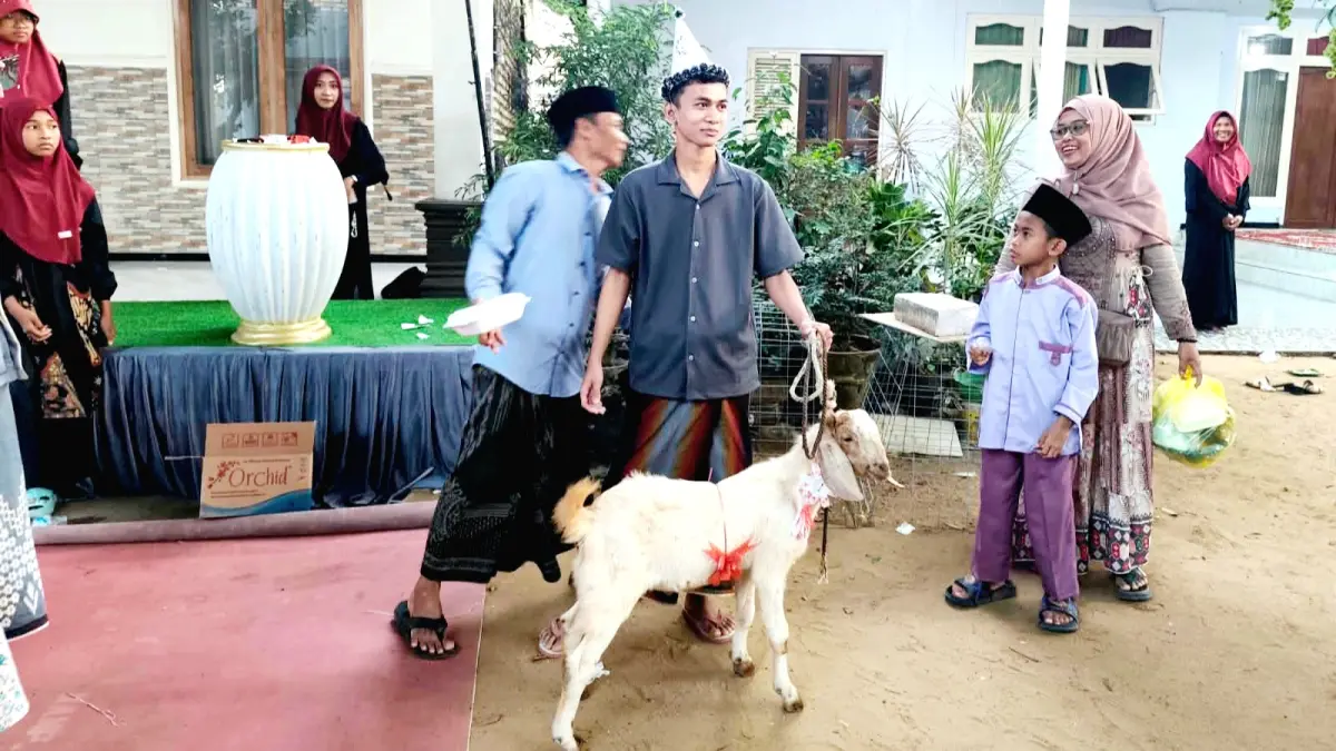 BERUNTUNG: Hasbi mendapat hadiah kambing di acara Maulid Nabi Muhammad SAW di Kampung Agung, Desa Langkap, Kecamatan Burneh, Bangkalan, Senin (24/8) sore. (MULYONO UNTUK JPRM)