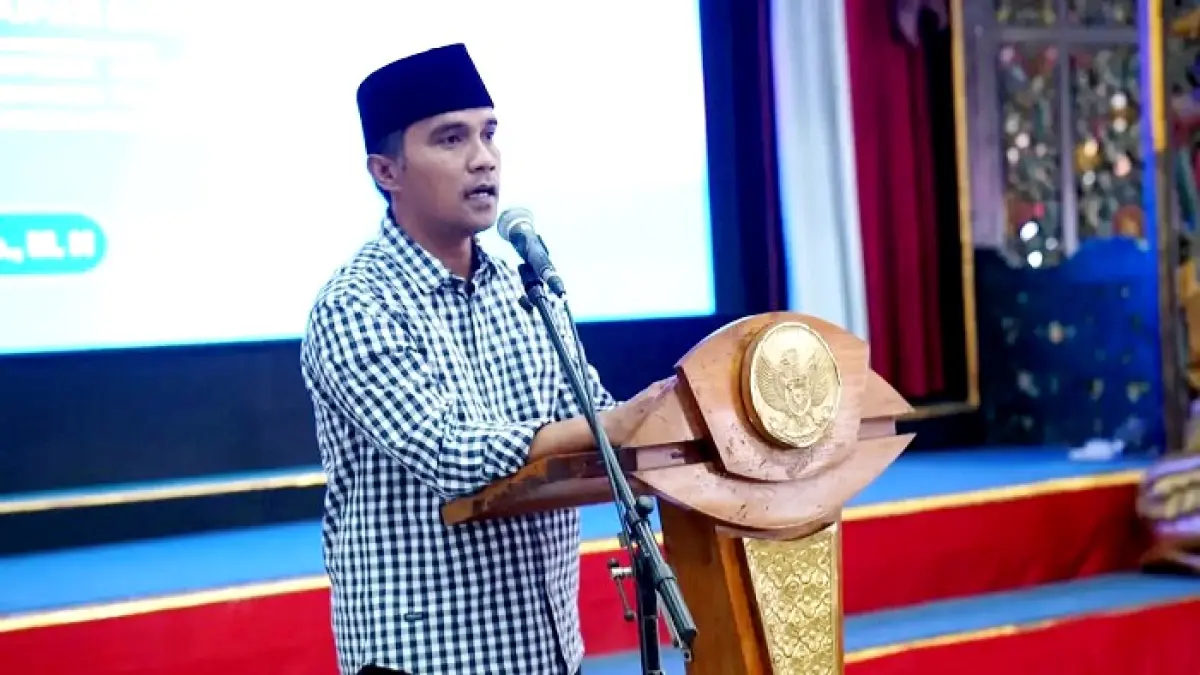 BERWIBAWA: Bupati Bangkalan Lukman Hakim menyampaikan sambutan dalam acara pelantikan PC PMII di Pendopo Agung, Selasa (25/8).