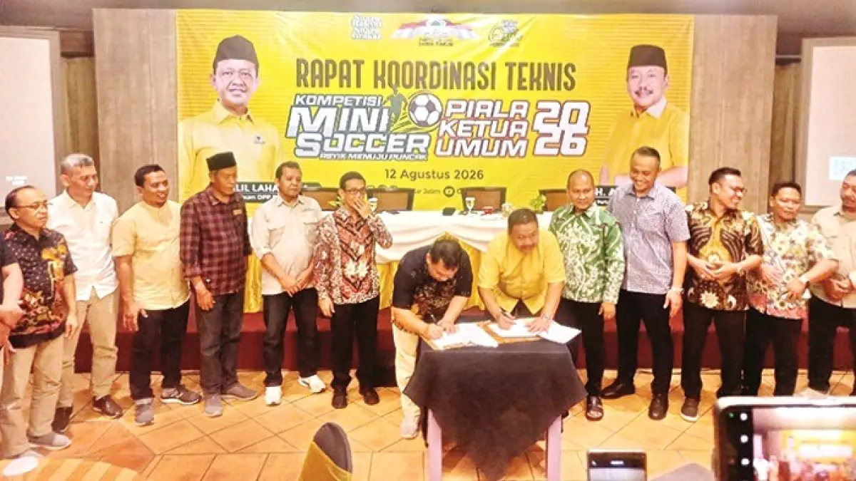 BINA TALENTA MUDA: Ketua DPD Partai Golkar Jawa Timur Ali Mufthi (baju kuning) bersama fungsionaris Partai Golkar dan para direktur Radar Grup Jawa Pos usai menandatangani MoU di Surabaya, Rabu (12/8).