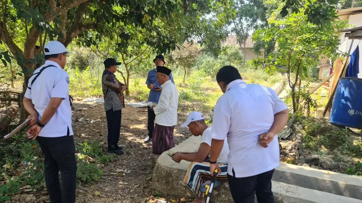 CALON PENERIMA: Tim Diskan Pamekasan mendampingi Tim Direktorat Jenderal Perikanan Budi Daya KKP melakukan verval bantuan budi daya ikan darat tematik, Kamis (30/7).
