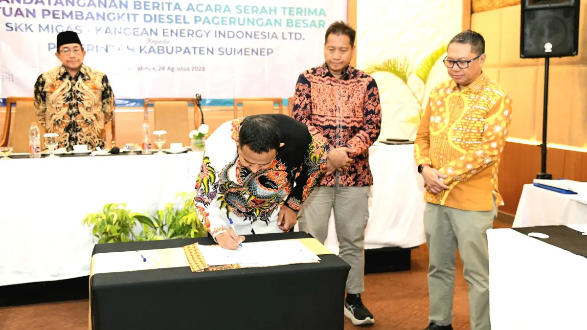 RESMI: Bupati Sumenep Achmad Fauzi Wongsojudo disaksikan Kepala SKK Migas Perwakilan Jabanusa Anggono Mahendrawan, Vice President KEI Iman Santoso, dan Wabup Imam Hasyim menandatangani BAST SPD Pagerungan Besar SKK Migas-KEI kepada Pemkab Sumenep di Surabaya, Senin (24/8).