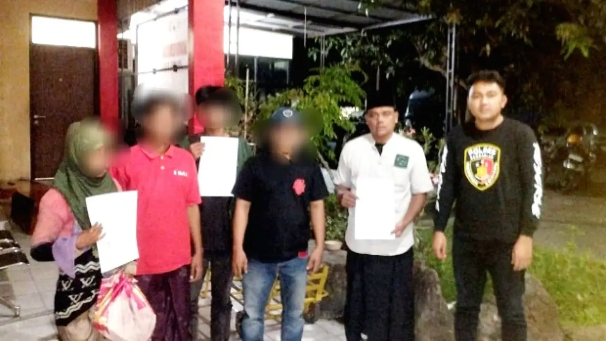 DAMAI: Terduga pelaku membuat surat pernyataan dan diserahkan kepada keluarga masing-masing di Mapolres Bangkalan pada Senin (24/8) malam. (POLRES BANGKALAN UNTUK JPRM)