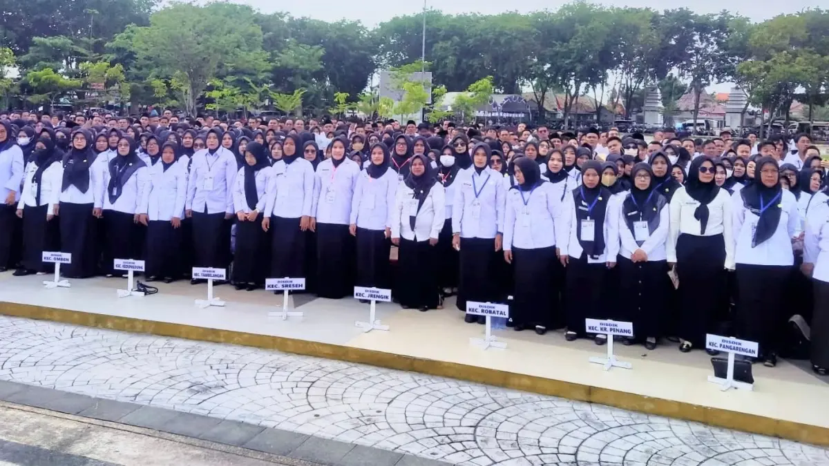DILANTIK: Ribuan PPPK paro waktu saat dilantik di Taman Alun-Alun Trunojoyo, Sampang.