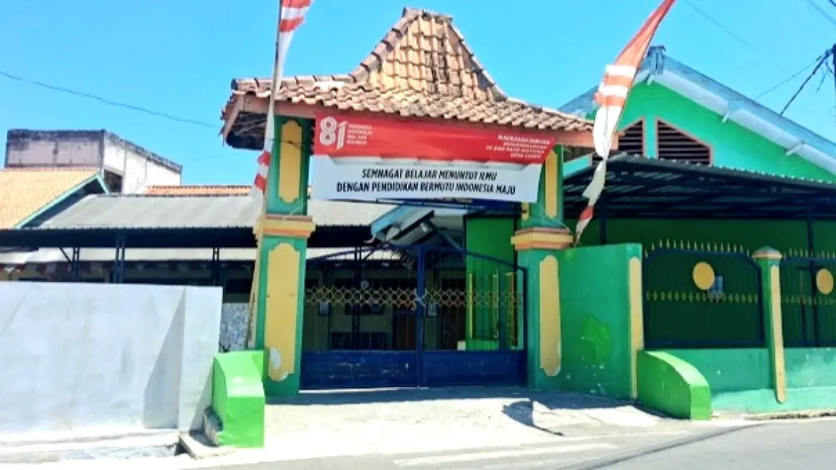 DITUTUP PAKSA: Penampakan gembok yang dipasang ahli waris di pintu masuk lembaga pendidikan MD Muhammadiyah, TK dan PAUD Aisyiyah Bustanul Athfal IV di Jalan Bhayangkara, Kelurahan Laden, Selasa (25/8). (M. KHOLIL RAMLI/JPRM)