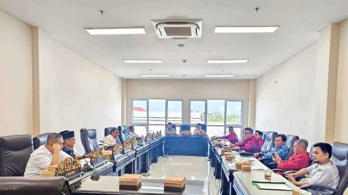 FOKUS: Pansus Penyertaan Modal BPRS Bhakti Sumekar (Perseroda) saat melakukan rapat di kantor dewan setempat.