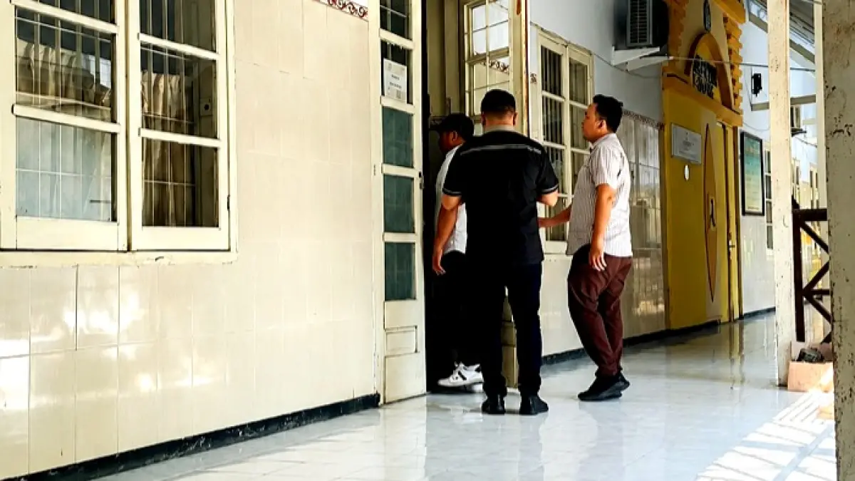 GELEDAH: Petugas Kejari Pamekasan berada di kantor Dinas PUPR Pamekasan, Selasa (4/8). (MOH. IQBAL AFGANI/JPRM)