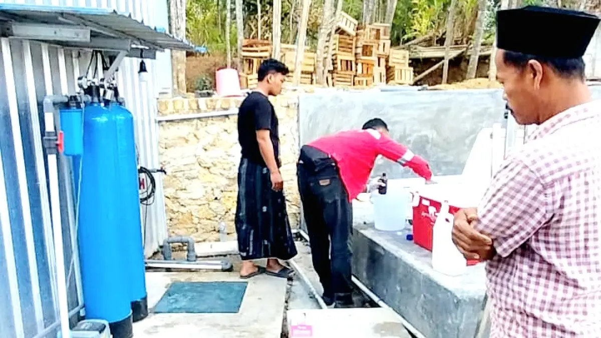 HARUS DIUJI: Petugas mengambil sampel air limbah di SPPG Kecamatan Katapang, Sampang, Rabu (19/8). (HENDRO UNTUK JPRM)