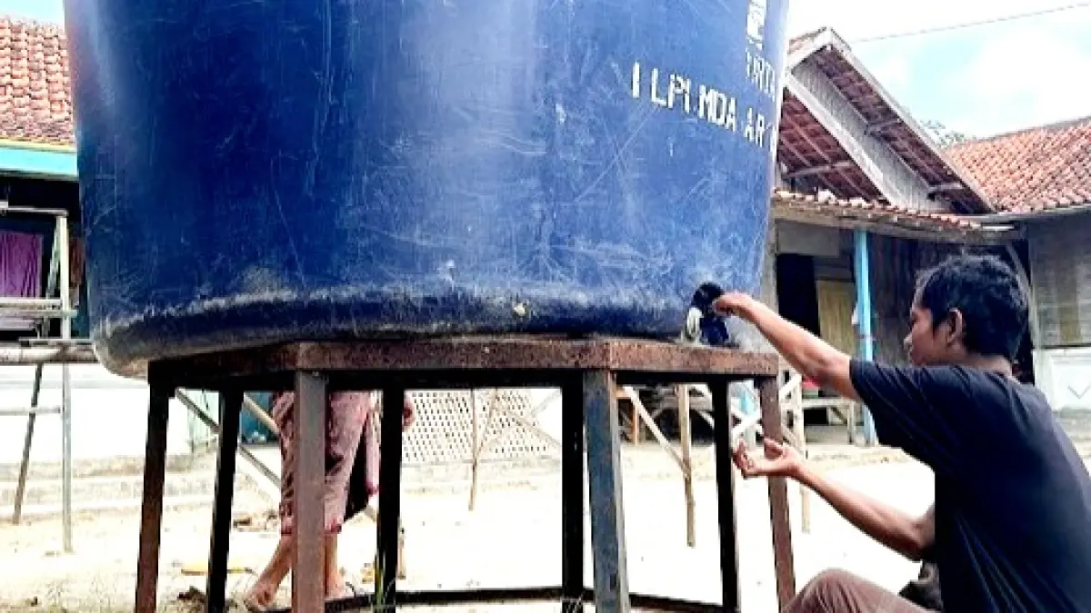 KEBUTUHAN SEHARI-HARI: Warga mengecek tandon air yang tidak terisi air di Desa Baruh, Kecamatan Kota Sampang, Minggu (16/8). (UBAIDILILLAHIR RA’IE/JPRM)