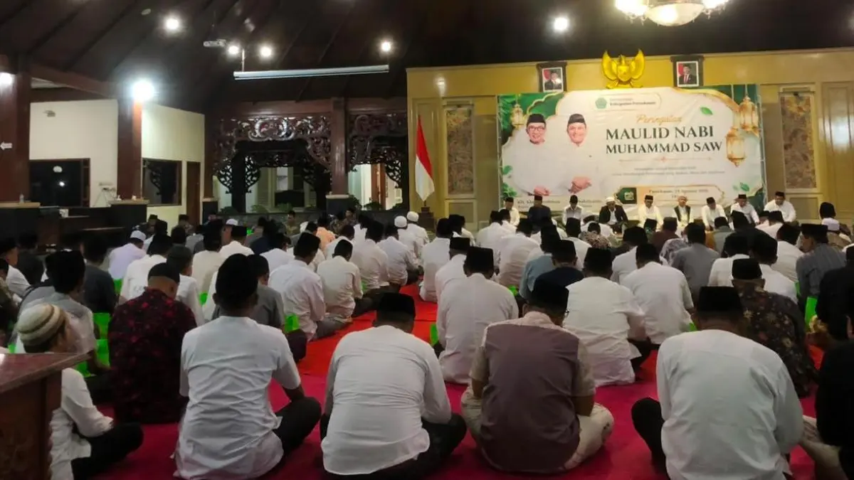 KHUSYUK: Jemaah peringatan Maulid Nabi Muhammad SAW Pemkab Pamekasan di Pendopo Ronggosukowati khidmat, Senin (24/8).