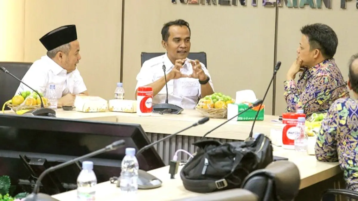 KOMUNIKATIF: Bupati Bangkalan Lukman Hakim didampingi Wabup Moch. Fauzan Ja’far berdialog dengan Sekretaris Direktorat Jenderal Bina Marga Kemen PU Haeruddin di Jakarta Rabu (26/8).