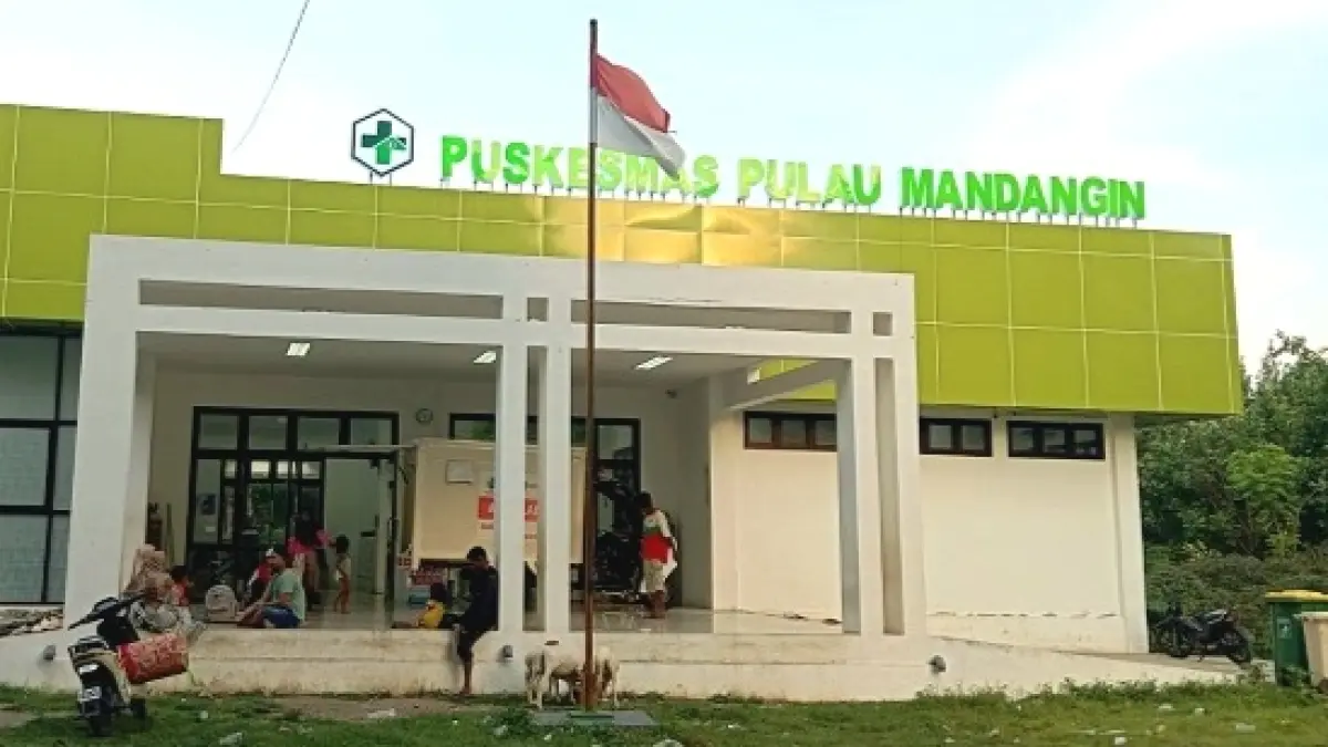 LENGANG: Pengunjung saat duduk di teras Puskesmas Mandangin, Sampang, Sabtu (7/2). (HASANAH UNTUK JPRM)