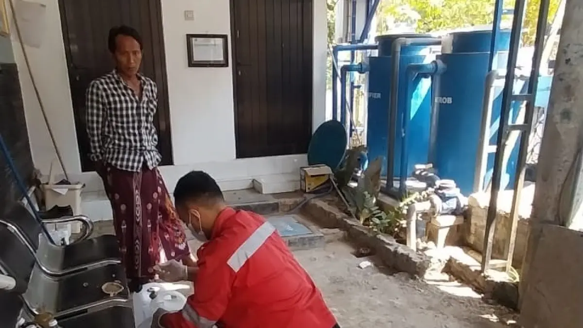 PENGUJIAN: Petugas saat melakukan uji baku mutu air di IPAL Puskesmas Banjar (13/8).