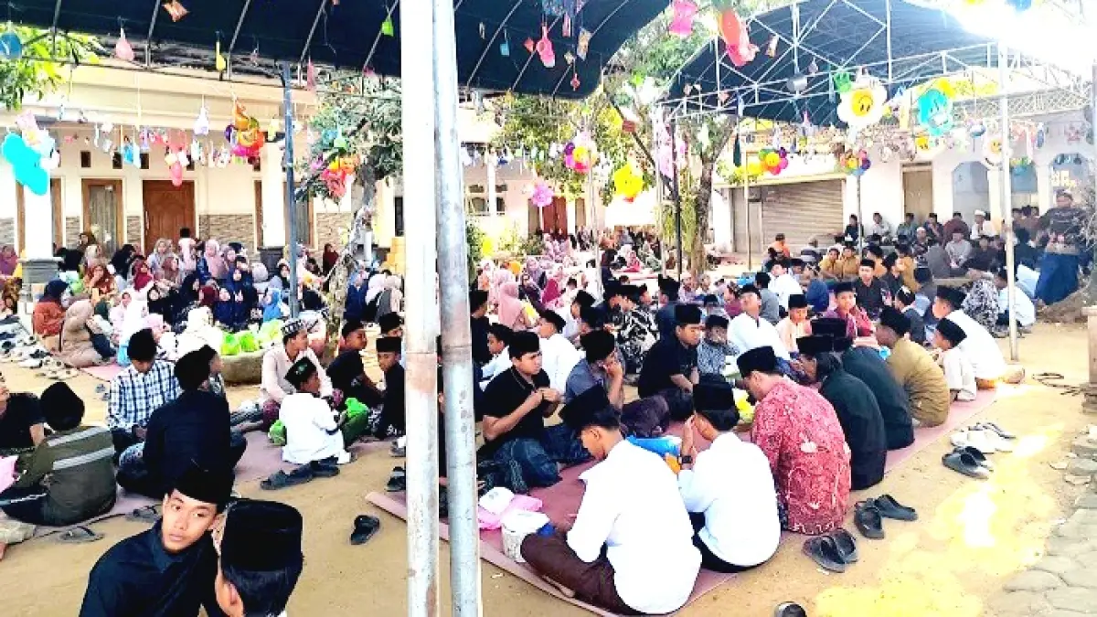 PUPUK SILATURAHMI. Warga Kampung Agung, Desa Langkap, Kecamatan Burneh, Bangkalan, merayakan Maulid Nabi dengan baca salawat Senin (24/8) sore. (MULYONO UNTUK JPRM)